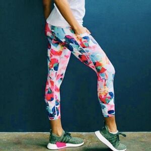 Zyia 🦄 Floral Light n’ Tight Pocket Capris Size 6-8